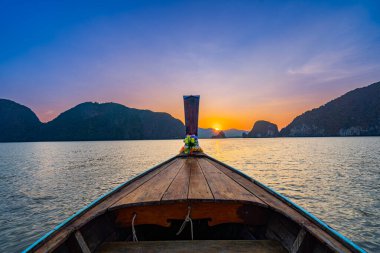 Uzun kuyruklu tekne manzarası, gün batımı, deniz Phang Nga Körfezi, güney Tayland, Phang Nga Eyaleti, Asya