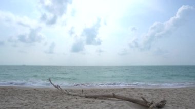 Koh Lanta, Krabi eyaletinin güzel kumlu sahillerinde deniz dalgaları yavaş ilerliyor. Güney Tayland, Asya.