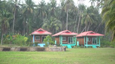 Yağmur mevsiminde adaya yağmur yağıyor.