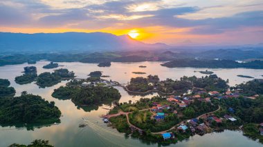 Barajdaki günbatımı manzarası ve adalar Laos, Asya 'da bol ve güzel doğayla.