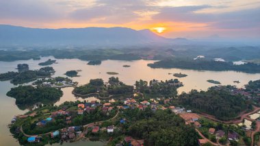 Barajdaki günbatımı manzarası ve adalar Laos, Asya 'da bol ve güzel doğayla.