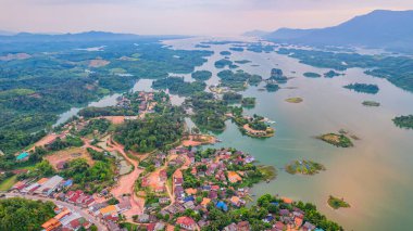 Barajdaki günbatımı manzarası ve adalar Laos, Asya 'da bol ve güzel doğayla.