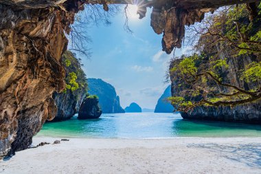 Krabi, Tayland, Asya 'da güneşli güzel bir sahil manzarası