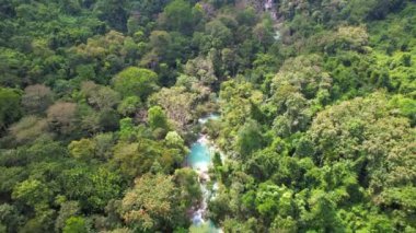 Luang Prabang, Laos, Asya 'da yağmur mevsiminde güzel doğası olan gür bir ormanda Kuang Si Şelalesi manzarası