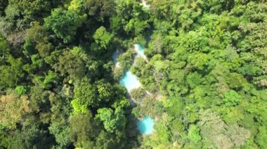 Luang Prabang, Laos, Asya 'da yağmur mevsiminde güzel doğası olan gür bir ormanda Kuang Si Şelalesi manzarası