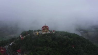 Pa Phu Hai Long Tapınağı ya da Wat Pa Phu Hai Long yağmur mevsiminde, sabahları Pak Chong Bölgesi, Nakhon Ratchasima Bölgesi, Tayland, Asya 'da birçok bulut vardır..