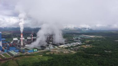 Kömürle çalışan elektrik santralleri elektrik üretmek ve ihtiyacı olan şehirlere elektrik dağıtırken çok miktarda duman yaymak için çalışıyorlar..