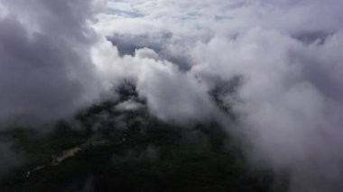 Yağmur mevsiminde büyük miktarlarda bulut oluşuyor, bu da yağmur getirebilir..