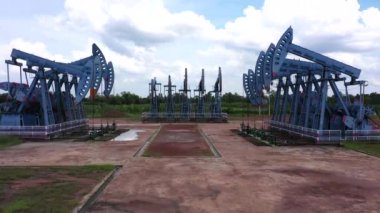 Petrol ve doğalgazda fosil yakıt için çalışan ve ham petrolü pompalayan Pompa endüstriyel petrol pompası.