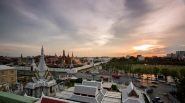 4K, Time lap, Sunset at Wat Phra Kaew (The Temple of the Emerald Buddha and the Grand Palace) turistlerin Bangkok, Tayland, Asya 'da yer aldığı ünlü bir tapınaktır..