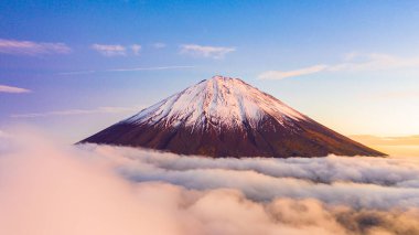 Japonya 'nın Yamanashi ilindeki Fuji Dağı ya da Fujisan Dağı' nın güzel manzarası