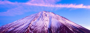 Japonya 'nın Yamanashi ilindeki Fuji Dağı ya da Fujisan Dağı' nın güzel manzarası