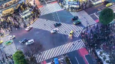 Tokyo, Japonya ve Asya 'nın göbeğindeki Shibuya kavşağında karşıdan karşıya geçen yayaların zamanı.