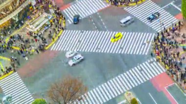Tokyo, Japonya ve Asya 'nın göbeğindeki Shibuya kavşağında karşıdan karşıya geçen yayaların zamanı.