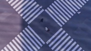 Tokyo, Japonya ve Asya 'daki yaya geçidinin zaman aşımına uğramış görüntüsü..