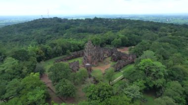 Phanom Rung Tarihi Parkı, Tayland 'ın Buriram eyaletindeki Phanom Rung Dağı' nın tepesinde bulunan antik bir taş kaledir..