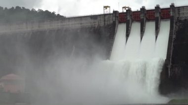 Ekim ayı sonlarında yağmur mevsiminde su salan barajın yavaş hareket etmesi.