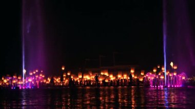 Loy Krathong Yi Peng Festivali, Kuzey Tayland, Asya 'daki Chiang Mai şehrinde binlerce yüzen ateş kağıdı feneri.