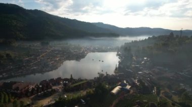 Gölün güzelliğinin ve Baan Rak Thai 'deki güzel sabah manzarasının tadını çıkar, Mae Hong Son Eyaleti, Tayland Asya