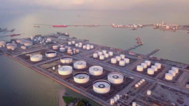 Petrol rafinerisi ve doğal gaz fabrikası petrol deposu