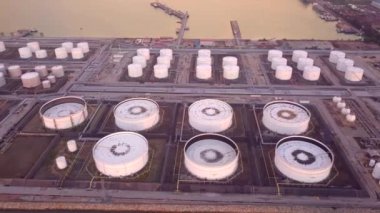 Petrol rafinerisi ve doğal gaz fabrikası petrol deposu