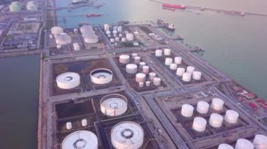 Petrol rafinerisi ve doğal gaz fabrikası petrol deposu