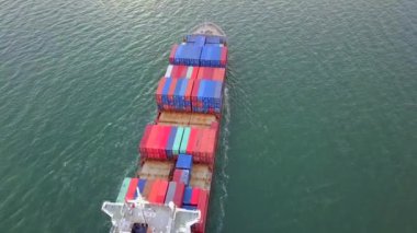 Denizlerde ithal ve ihraç edilen malları taşıyan konteyner gemileri