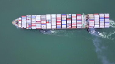 Denizlerde ithal ve ihraç edilen malları taşıyan konteyner gemileri