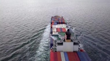 Denizlerde ithal ve ihraç edilen malları taşıyan konteyner gemileri