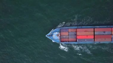 Denizlerde ithal ve ihraç edilen malları taşıyan konteyner gemileri