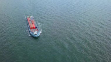 Denizlerde ithal ve ihraç edilen malları taşıyan konteyner gemileri