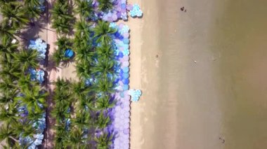 Güzel Bangsaen Sahili, başkente yakın deniz, turistler için şemsiye ve plaj yatakları, Chonburi, Tayland, Asya