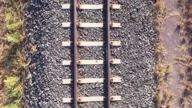 Tren rayları yolcuları ve malları taşımak için kullanılır..