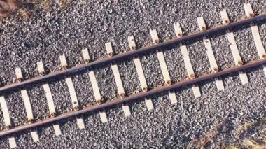 Tren rayları yolcuları ve malları taşımak için kullanılır..