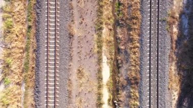 Tren rayları yolcuları ve malları taşımak için kullanılır..