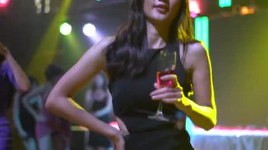 Kadınlar şarap içer, barda dans eder.