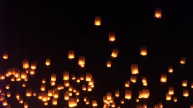 Kuzey Tayland, Chiang Mai Eyaleti 'ndeki Loi Krathong festivalinde gökyüzü fenerleri..