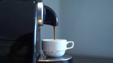Sabahları kahve makinesiyle kahve yap..