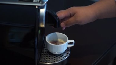 Sabahları kahve makinesiyle kahve yap..