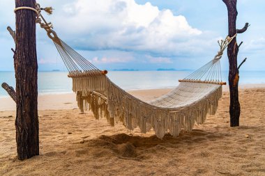 Long Beach, Koh Lanta, Krabi Eyaleti, Güney Tayland, Asya 'nın beyaz kumlu sahillerinde dinlenmek için hamaklar.