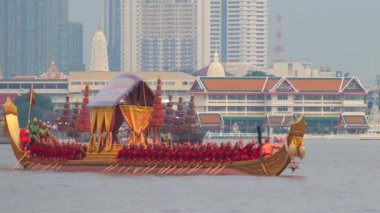 Wat Arun 'daki kraliyet mavnası alayı, Bangkok Tayland' daki Chao Phraya Nehri 'nde Suphannahong Suphan Kuğu teknesi veya Suphannahong teknesi kullanılarak yapılan antik bir törendir.