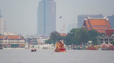 Wat Arun 'daki kraliyet mavnası alayı, Bangkok Tayland' daki Chao Phraya Nehri 'nde Suphannahong Suphan Kuğu teknesi veya Suphannahong teknesi kullanılarak yapılan antik bir törendir.