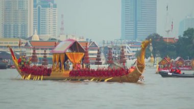 Wat Arun 'daki kraliyet mavnası alayı, Bangkok Tayland' daki Chao Phraya Nehri 'nde Suphannahong Suphan Kuğu teknesi veya Suphannahong teknesi kullanılarak yapılan antik bir törendir.