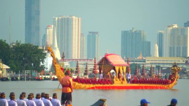 Wat Arun 'daki kraliyet mavnası alayı, Bangkok Tayland' daki Chao Phraya Nehri 'nde Suphannahong Suphan Kuğu teknesi veya Suphannahong teknesi kullanılarak yapılan antik bir törendir.