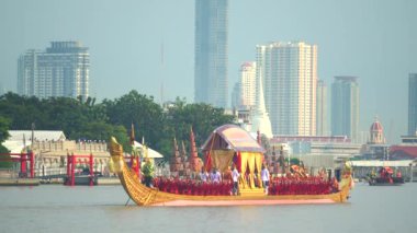 Wat Arun 'daki kraliyet mavnası alayı, Bangkok Tayland' daki Chao Phraya Nehri 'nde Suphannahong Suphan Kuğu teknesi veya Suphannahong teknesi kullanılarak yapılan antik bir törendir.