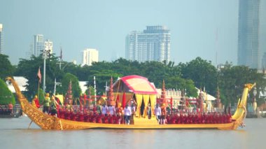 Wat Arun 'daki kraliyet mavnası alayı, Bangkok Tayland' daki Chao Phraya Nehri 'nde Suphannahong Suphan Kuğu teknesi veya Suphannahong teknesi kullanılarak yapılan antik bir törendir.