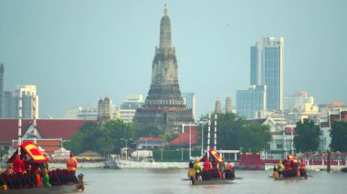 Wat Arun 'daki kraliyet mavnası alayı, Bangkok Tayland' daki Chao Phraya Nehri 'nde Suphannahong Suphan Kuğu teknesi veya Suphannahong teknesi kullanılarak yapılan antik bir törendir.