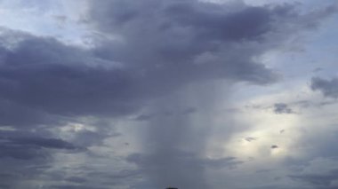 Gökyüzündeki beyaz bulutlar ve güneş, yağmur mevsiminde sabah güneşinin doğuşundaki doğal güzelliklerdir..