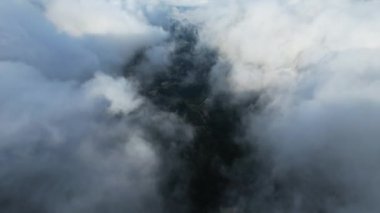 Gökyüzündeki beyaz bulutlar ve güneş, yağmur mevsiminde sabah güneşinin doğuşundaki doğal güzelliklerdir..