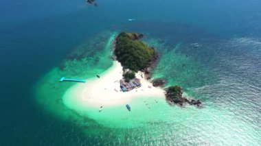 Khai Nok Adası 'ndaki sahil manzarası (Koh Khai Nok) Phuket Eyaleti, Tayland Asya